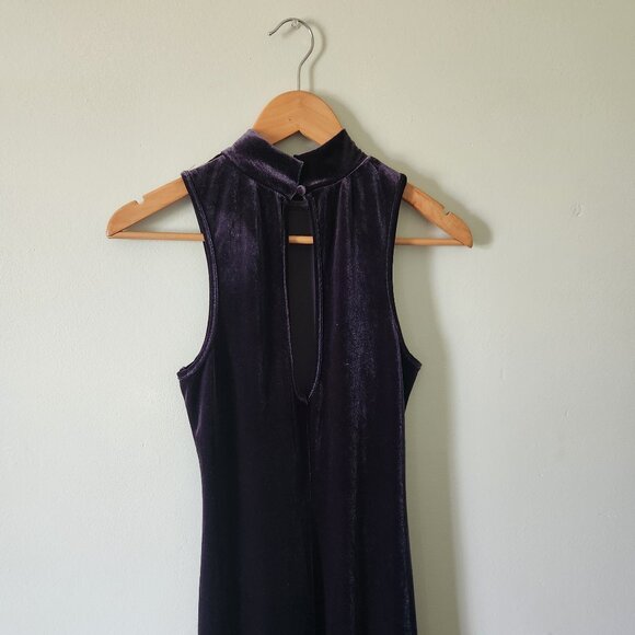 Regal high-necked purple velvet dress - Picture 2 of 3